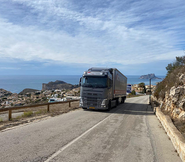 moving-truck-in-mountains
